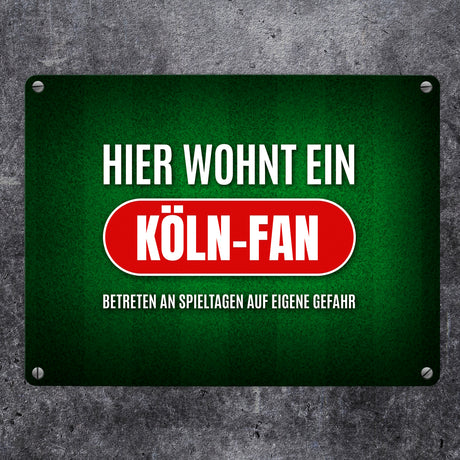 Hier wohnt ein Köln-Fan Metallschild mit Rasen Motiv