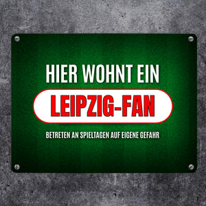 Hier wohnt ein Leipzig-Fan Metallschild mit Rasen Motiv