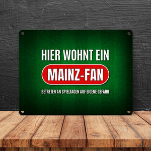 Hier wohnt ein Mainz-Fan Metallschild mit Rasen Motiv