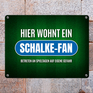 Hier wohnt ein Schalke-Fan Metallschild mit Rasen Motiv