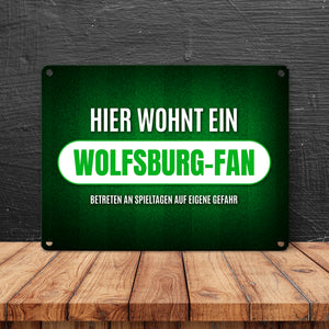 Hier wohnt ein Wolfsburg-Fan Metallschild mit Rasen Motiv