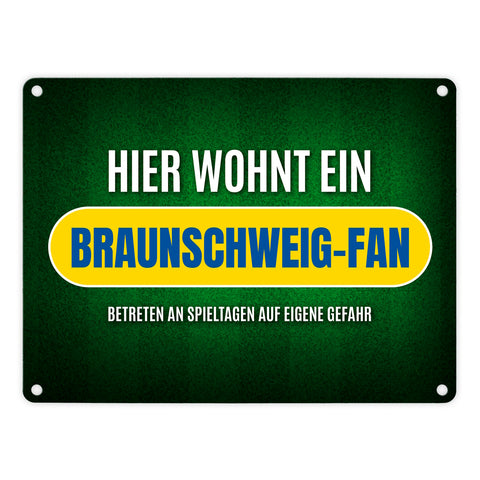 Hier wohnt ein Braunschweig-Fan Metallschild mit Rasen Motiv