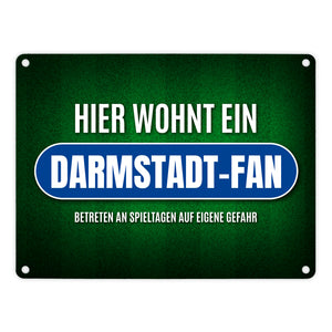 Hier wohnt ein Darmstadt-Fan Metallschild mit Rasen Motiv