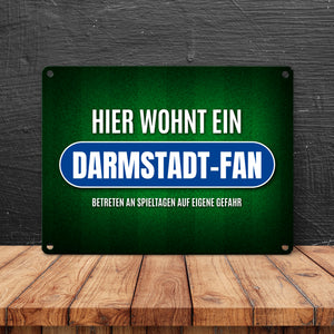 Hier wohnt ein Darmstadt-Fan Metallschild mit Rasen Motiv