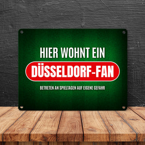 Hier wohnt ein Düsseldorf-Fan Metallschild mit Rasen Motiv