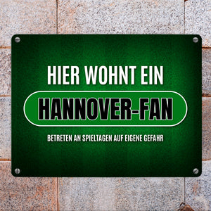 Hier wohnt ein Hannover-Fan Metallschild mit Rasen Motiv