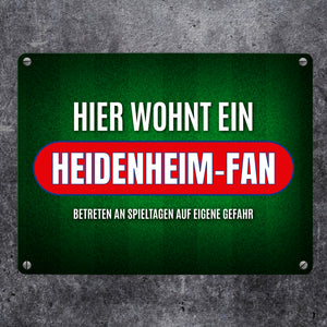 Hier wohnt ein Heidenheim-Fan Metallschild mit Rasen Motiv