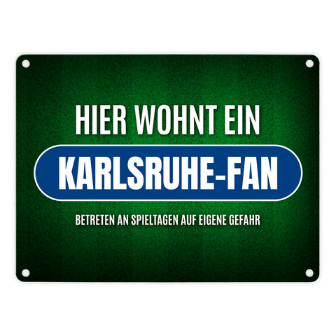 Hier wohnt ein Karlsruhe-Fan Metallschild mit Rasen Motiv