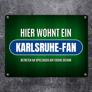 Hier wohnt ein Karlsruhe-Fan Metallschild mit Rasen Motiv