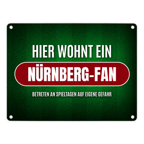 Hier wohnt ein Nürnberg-Fan Metallschild mit Rasen Motiv