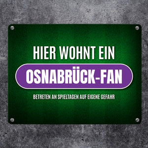 Hier wohnt ein Osnabrück-Fan Metallschild mit Rasen Motiv