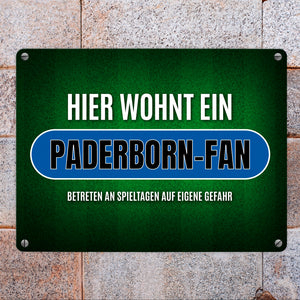 Hier wohnt ein Paderborn-Fan Metallschild mit Rasen Motiv
