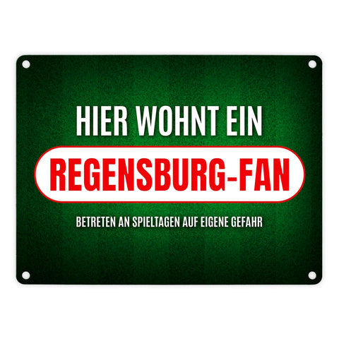 Hier wohnt ein Regensburg-Fan Metallschild mit Rasen Motiv