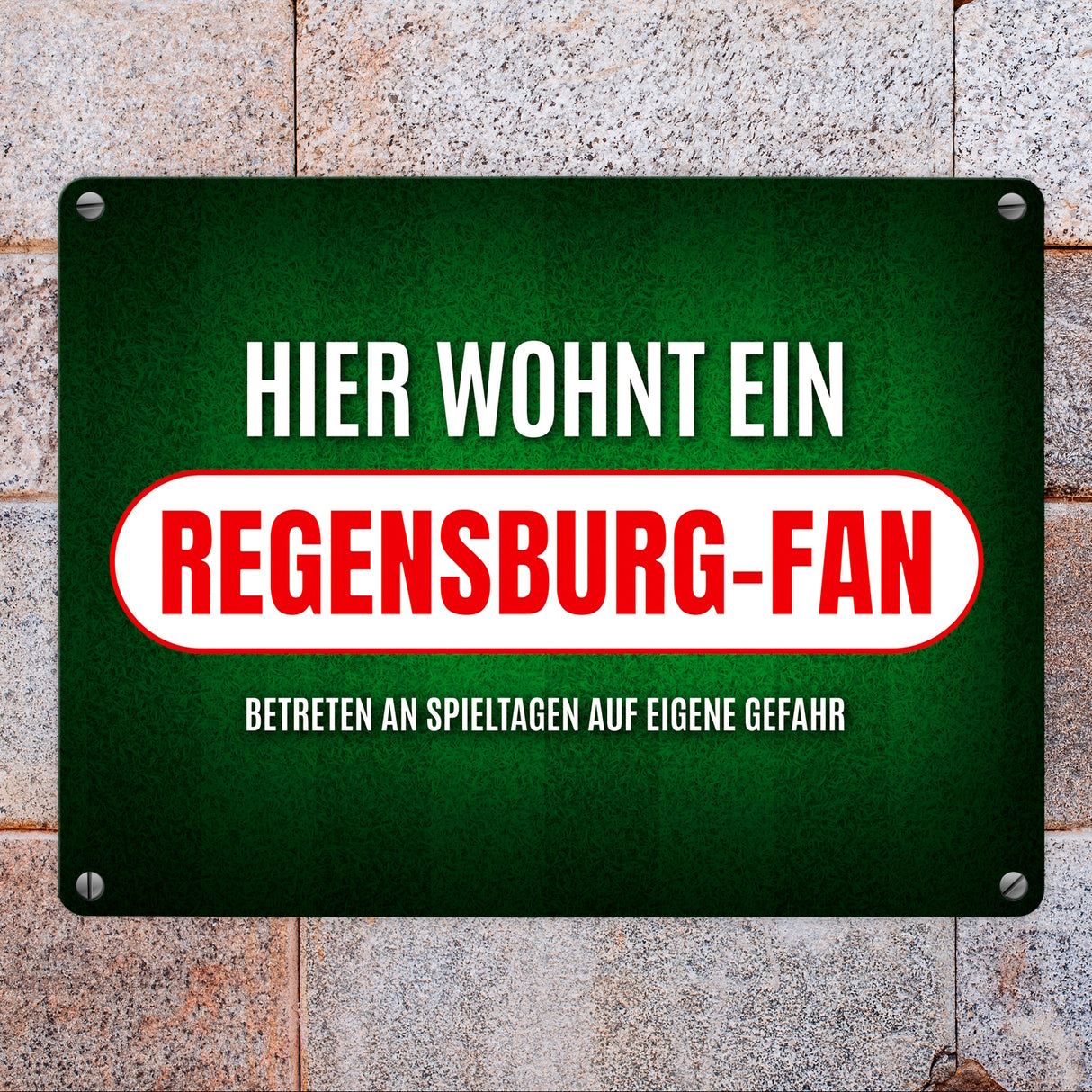 Hier wohnt ein Regensburg-Fan Metallschild mit Rasen Motiv