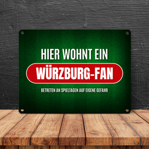 Hier wohnt ein Würzburg-fan Metallschild mit Rasen Motiv