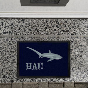 Hai Fußmatte in 35x50 cm mit grauen Hai auf dunkelblauem Hintergrund