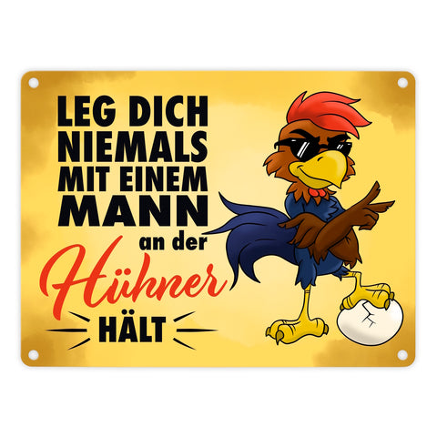 Leg dich niemals mit einem Mann an der Hühner hält - Metallschild mit lässigem Cartoon-Hahn