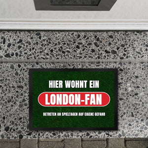 Hier wohnt ein London-Fan Fußmatte in 35x50 cm mit Rasenmotiv