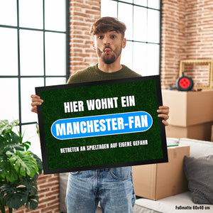 Hier wohnt ein Manchester-Fan Fußmatte in 35x50 cm mit Rasenmotiv