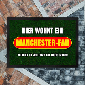 Hier wohnt ein Manchester-Fan Fußmatte in 35x50 cm mit Rasenmotiv