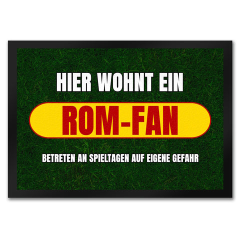 Hier wohnt ein Rom-Fan Fußmatte in 35x50 cm mit Rasenmotiv