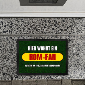 Hier wohnt ein Rom-Fan Fußmatte in 35x50 cm mit Rasenmotiv