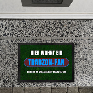 Hier wohnt ein Trabzon-Fan Fußmatte in 35x50 cm mit Rasenmotiv