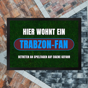 Hier wohnt ein Trabzon-Fan Fußmatte in 35x50 cm mit Rasenmotiv