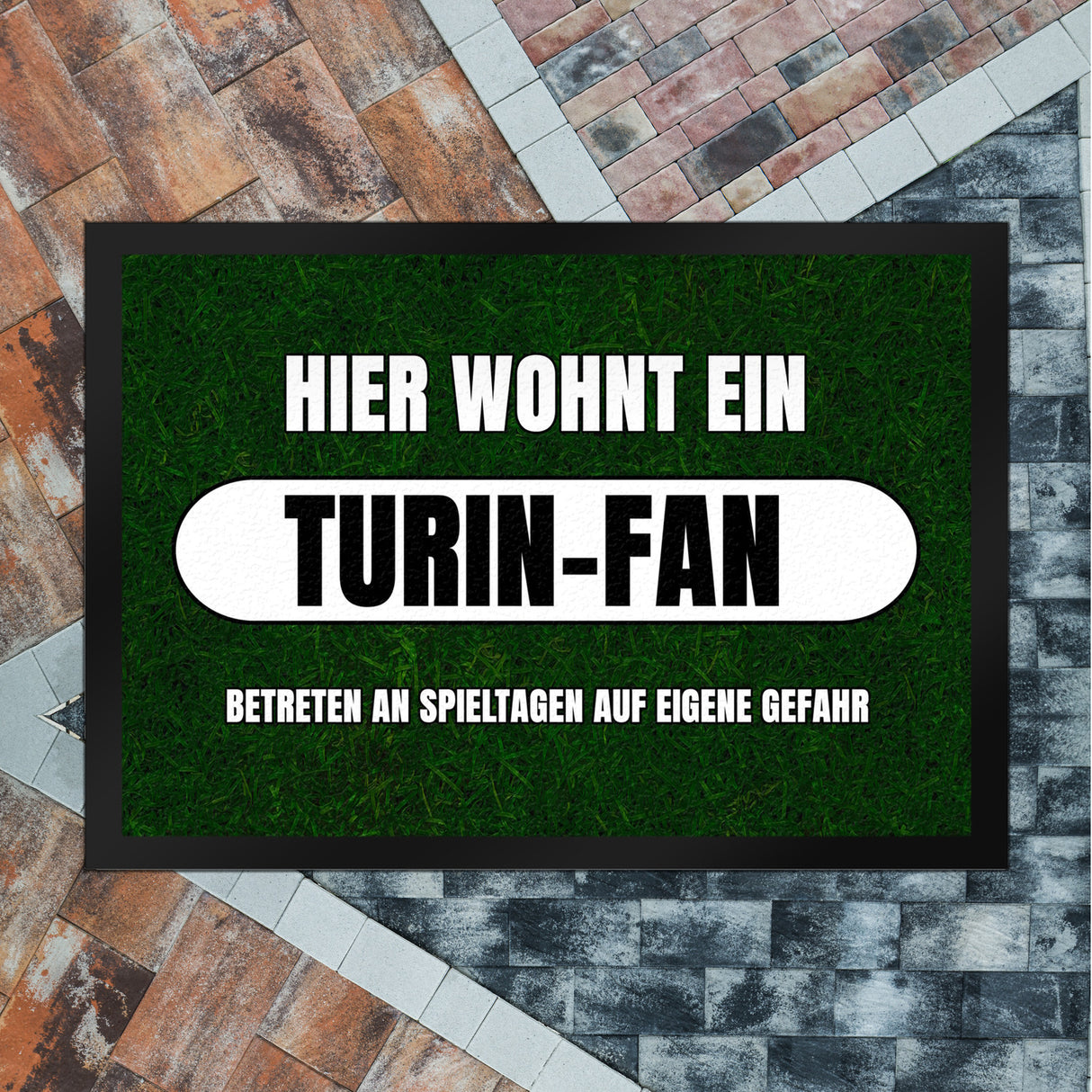 Hier wohnt ein Turin-Fan Fußmatte in 35x50 cm mit Rasenmotiv