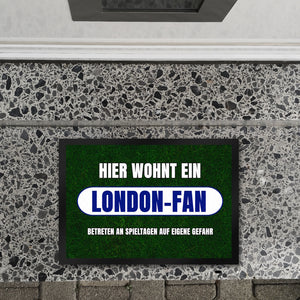 Hier wohnt ein London-Fan Fußmatte in 35x50 cm mit Rasenmotiv