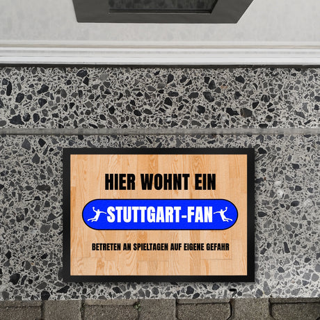 Hier wohnt ein Stuttgart-Fan Fußmatte in 35x50 cm mit Turnhallenboden Motiv
