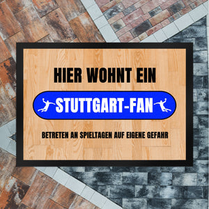 Hier wohnt ein Stuttgart-Fan Fußmatte in 35x50 cm mit Turnhallenboden Motiv