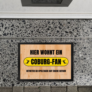 Hier wohnt ein Coburg-Fan Fußmatte in 35x50 cm mit Turnhallenboden Motiv