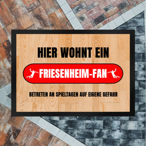 Hier wohnt ein Firesenheim-Fan Fußmatte in 35x50 cm mit Turnhallenboden Motiv