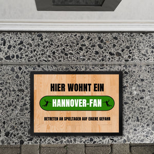 Hier wohnt ein Hannover-Fan Fußmatte in 35x50 cm mit Turnhallenboden Motiv