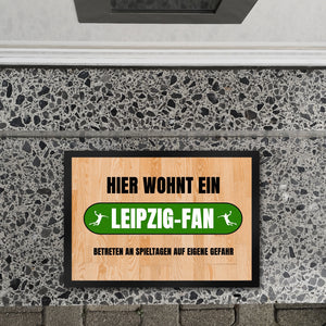 Hier wohnt ein Leipzig-Fan Fußmatte in 35x50 cm mit Turnhallenboden Motiv