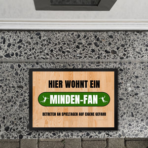 Hier wohnt ein Minden-Fan Fußmatte in 35x50 cm mit Turnhallenboden Motiv
