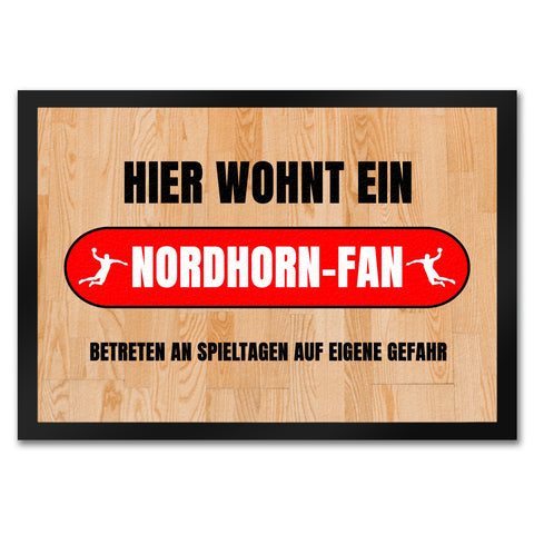 Hier wohnt ein Nordhorn-Fan Fußmatte in 35x50 cm mit Turnhallenboden Motiv