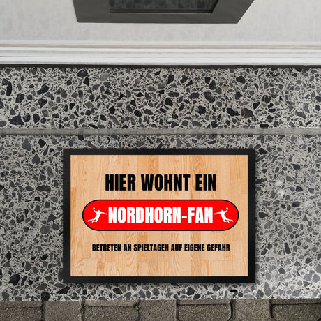 Hier wohnt ein Nordhorn-Fan Fußmatte in 35x50 cm mit Turnhallenboden Motiv