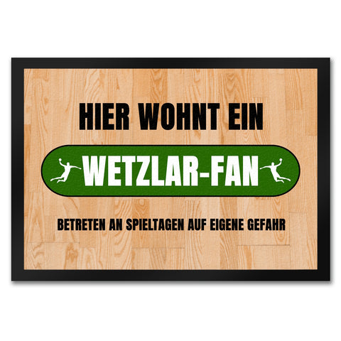 Hier wohnt ein Wetzlar-Fan Fußmatte in 35x50 cm mit Turnhallenboden Motiv