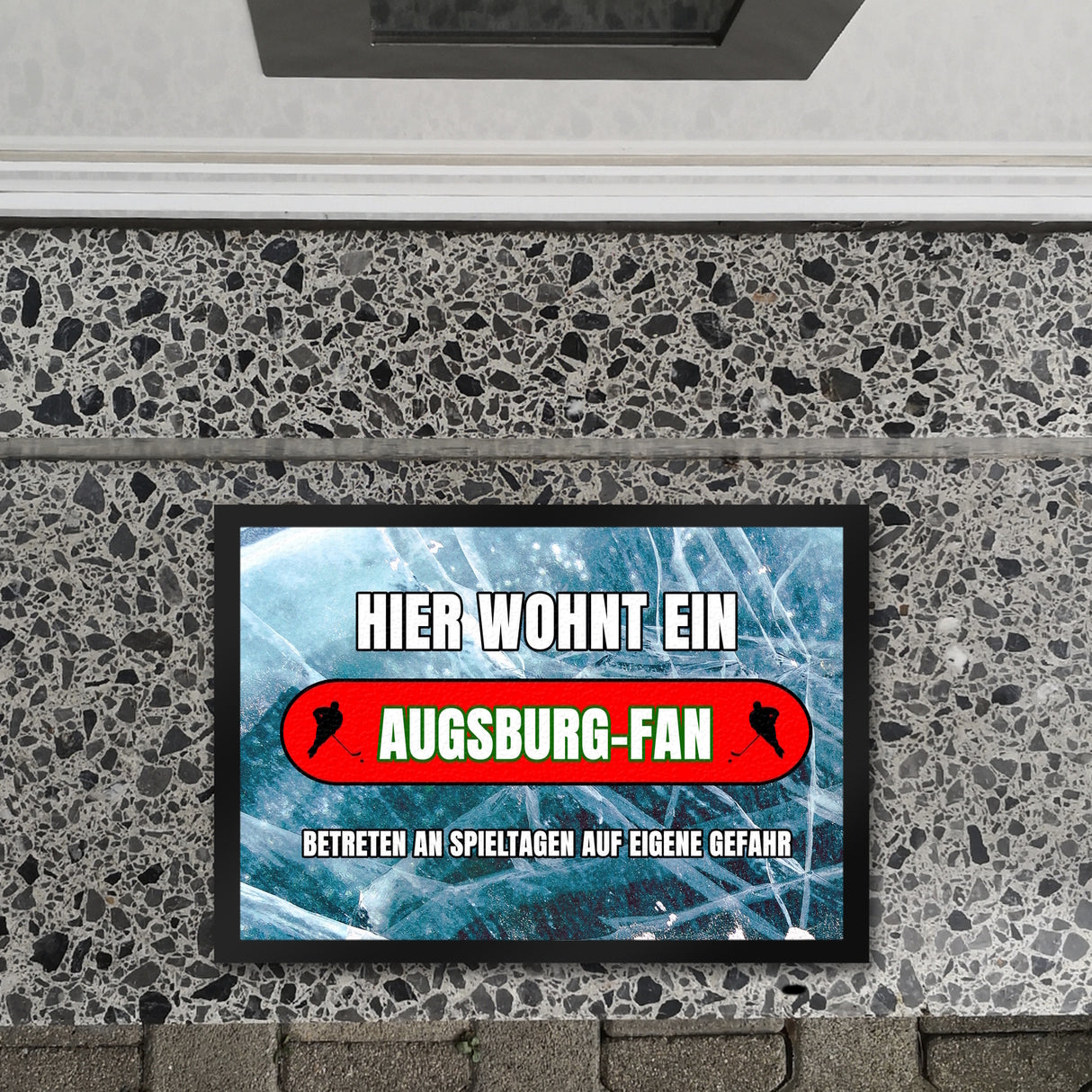 Hier wohnt ein Augsburg-Fan Fußmatte in 35x50 cm mit Eishallen Boden-Motiv