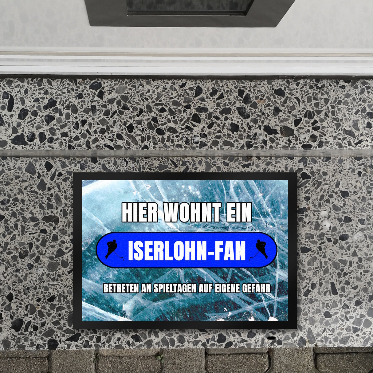 Hier wohnt ein Iserlohn-Fan Fußmatte in 35x50 cm mit Eishallen Boden-Motiv