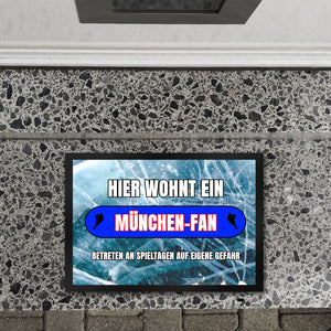 Hier wohnt ein München-Fan Fußmatte in 35x50 cm mit Eishallen Boden-Motiv