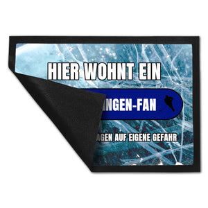 Hier wohnt ein Schwenningen-Fan Fußmatte in 35x50 cm mit Eishallen Boden-Motiv