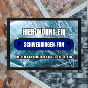Hier wohnt ein Schwenningen-Fan Fußmatte in 35x50 cm mit Eishallen Boden-Motiv