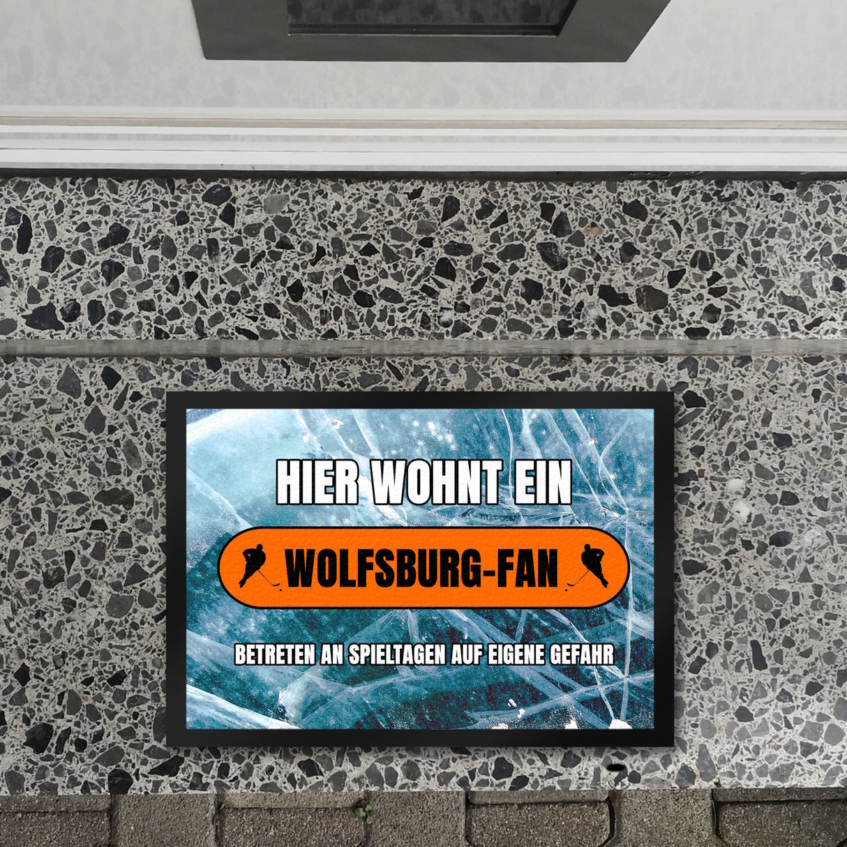 Hier wohnt ein Wolfsburg-Fan Fußmatte in 35x50 cm mit Eishallen Boden-Motiv