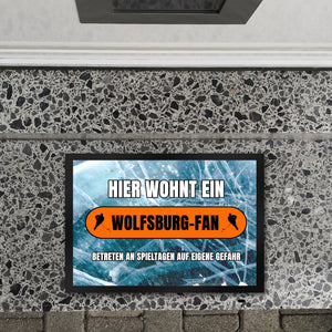 Hier wohnt ein Wolfsburg-Fan Fußmatte in 35x50 cm mit Eishallen Boden-Motiv