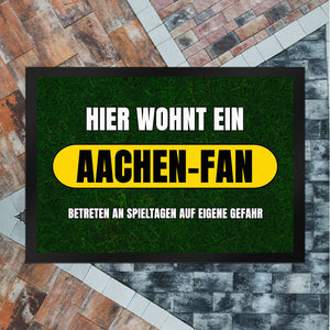 Hier wohnt ein Aachen-Fan Fußmatte in 35x50 cm mit Rasenmotiv