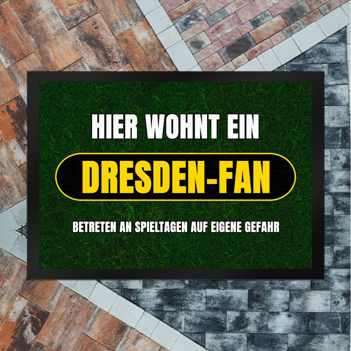 Hier wohnt ein Dresden-Fan Fußmatte in 35x50 cm mit Rasenmotiv