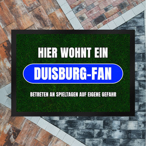 Hier wohnt ein Duisburg-Fan Fußmatte in 35x50 cm mit Rasenmotiv